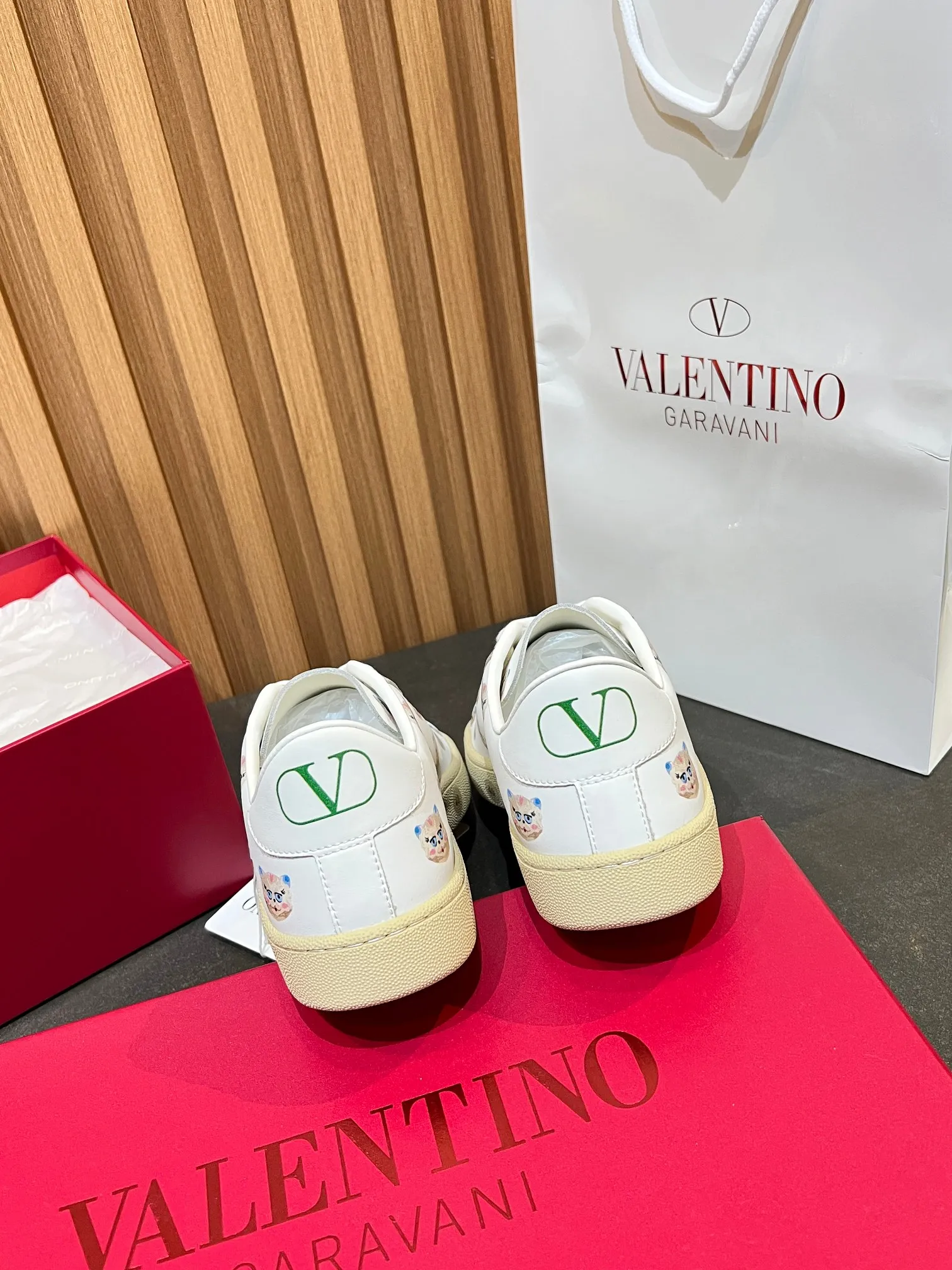[Valentino] P: 640💰 Couple style, size: women 35-40▪️men 39-44 (45. Customized) Valentino VLTN casual shoes 2025 latest moral training shoes I can't put it down. Seiko details of cowhide sneakers, retro fashion, simple and advanced, casual matching. 1:1 restoration! Top luxury masterpiece, lace-up design, soft and comfortable imported calfskin brings excellent and elegant texture and excellent foot comfort. Top purchasing version upper: imported calfskin surface/original oil edge process + printing process. Inner lining: water-dyed cowhide lining. Outsole: original development 𝐓𝐏𝐔 two-color combination outsole. Packaging: full package with original configuration.